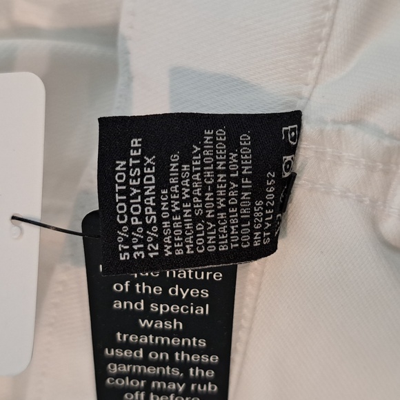 NWT Ultra Soft High Waist Denim Legging (White) - HUE - Picture 7 of 12